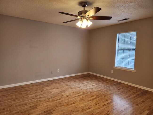 2-Bedroom Apartment in Prime Decatur Location - Don't Miss Out!