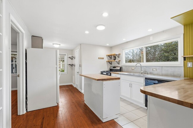 Photo - 2be/1ba House in the Heart Of Carrboro with Gym & Sauna