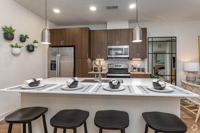 1BR, 1BA - 650SF