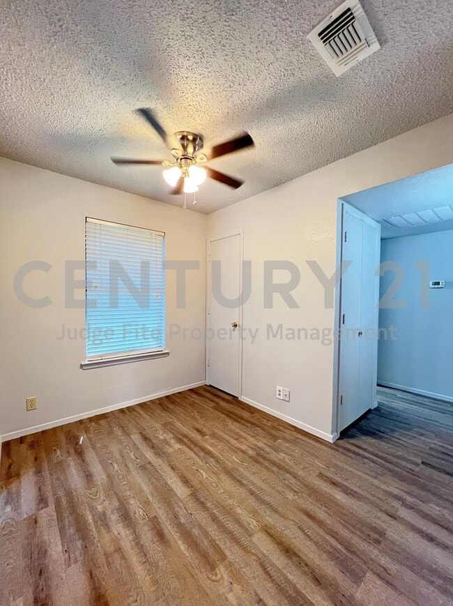Photo - Charming 2/1 Duplex in Denton Priced to Move!