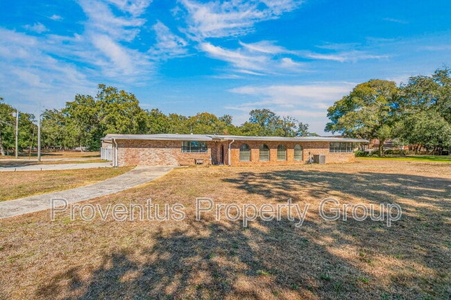 Building Photo - 8 Manor Dr