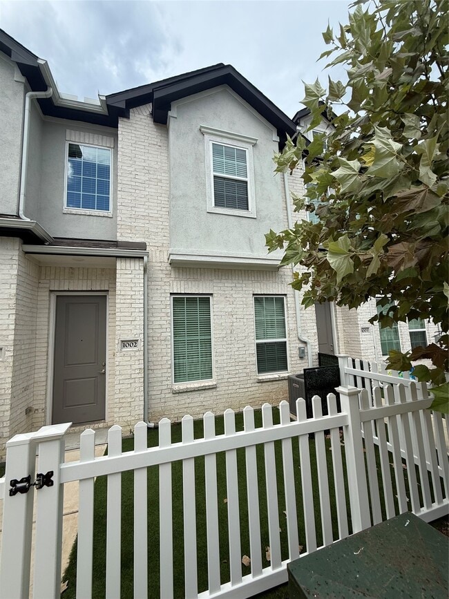 Building Photo - 12400 Greens Rd Unit 1002