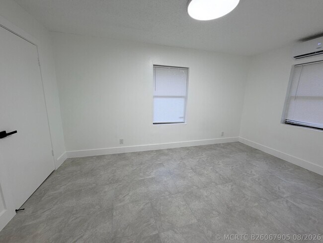Building Photo - 220 NW 12th Ct Unit # 3