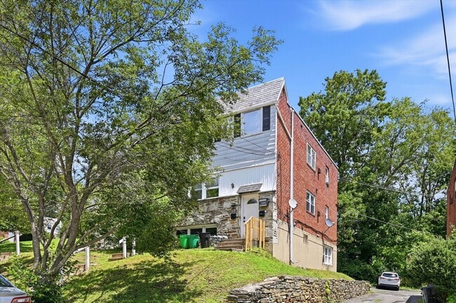Building Photo - 418 W Jefferson St Unit 1