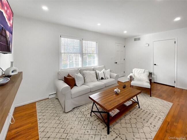 18 Old Riverhead Rd