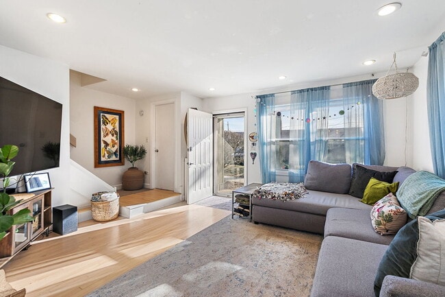 Photo - 614 N Hough St