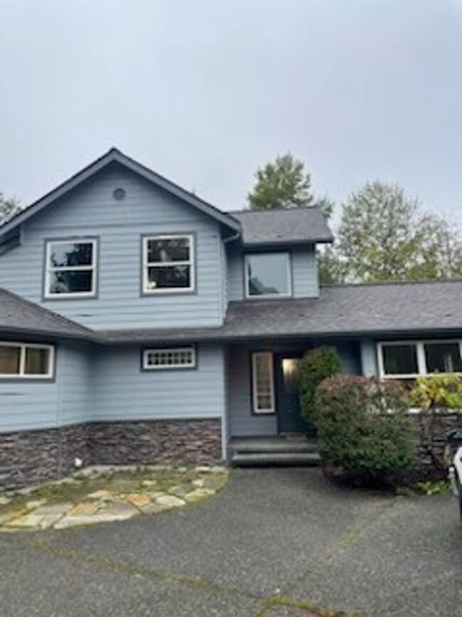 Building Photo - Lovely 3 Bedroom Recently Renovated!