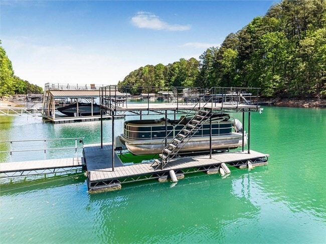 Building Photo - 6265 Lakeview Dr