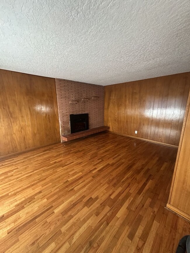 Building Photo - Quaint Three Bedroom Home in Vancouver!