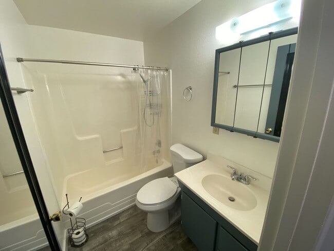 ROS120 - ROS120 Apartment Unit B