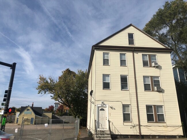 Building Photo - 327 Wood Ave Unit 2
