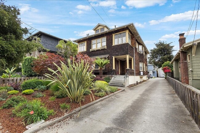 Building Photo - 2148 1/2 Santa Clara Ave - 2 bedroom | 1 b... Unit 2148 1/2 Santa Clara Ave - LU