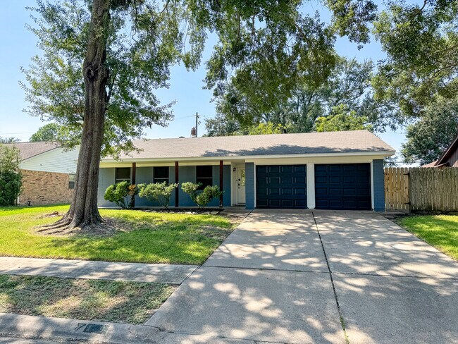 Photo - 718 Alyse St