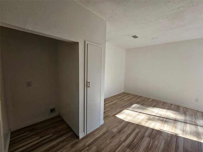 Photo - 105 E Wavy Oak Cir