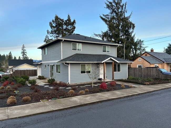 Building Photo - 4 bedroom, 2.5 Bath In Carlton- Great Location!