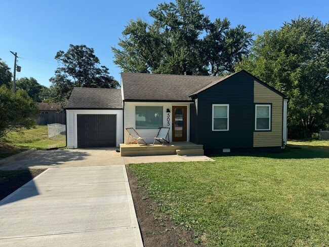 Building Photo - 505 NW Holly Ln