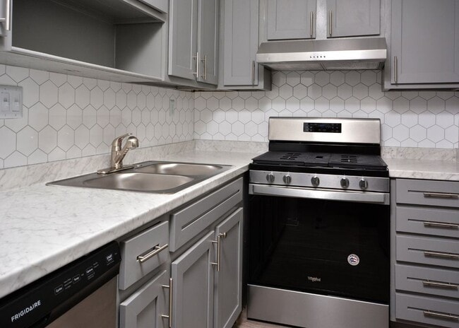 Photo - Chateau Apartments - New