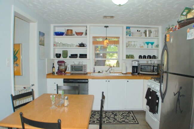 Photo - Cute 2 bed / 1 bath house just 1.4 miles from UA and downtown.
