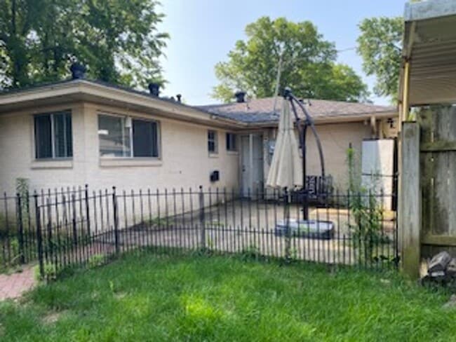 Photo - This is a 3 bedroom 1.5 bathroom home with...