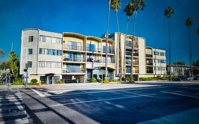 Building Photo - Three Bedroom 2 Bath Condo for Rent at Sig... Unit 318