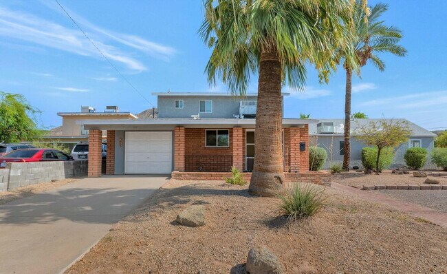 Building Photo - UPDATED PHOENIX RENTAL – 3 BED, 2 BATH NEA... Unit A