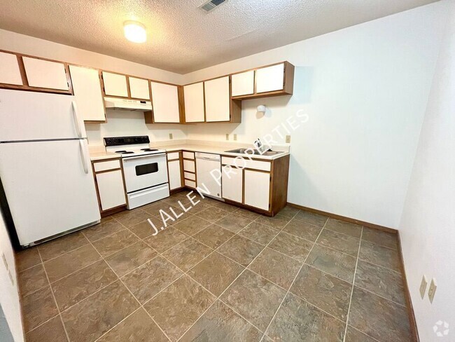 Building Photo - Large, Comfortable, Affordable 2 bed Unit 15 Rental