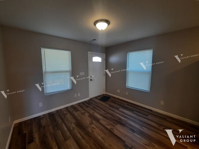 Photo - 2 Bedroom House for Rent | Easy Access to Kansas & Chestnut Expwy