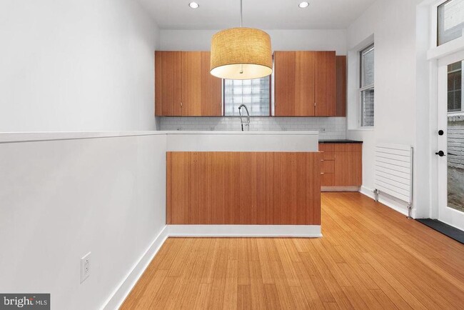 Building Photo - 727 S 7th St Unit 1R
