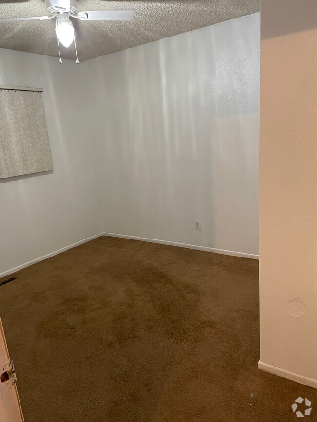 Building Photo - 2517 Denver Blvd Rental