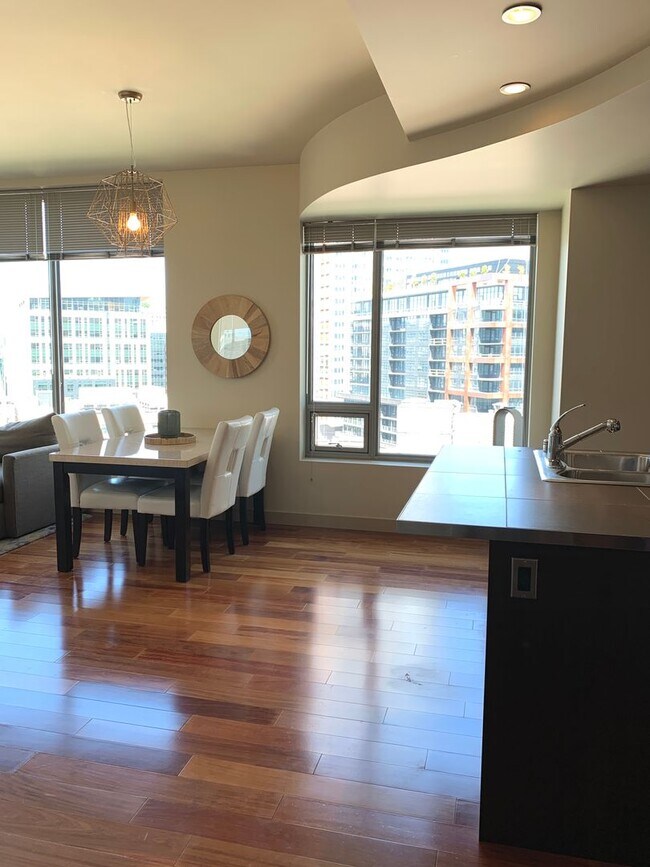 Stunning 1 Bedroom Condo in the Heart of Downtown/South Lake Union!