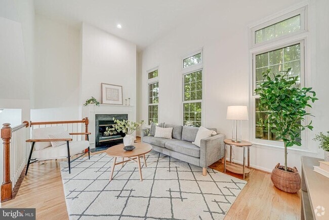 Building Photo - 2426 N Hampton Dr Rental