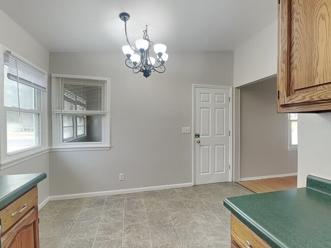 Photo - 2272 Hazel St N