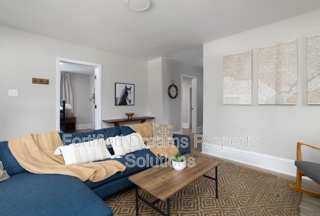 Photo - 913 Hutton St