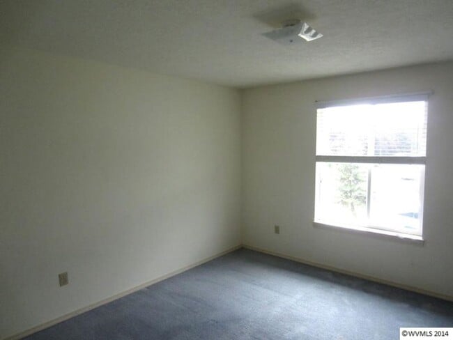 Photo - Triplex in Keizer