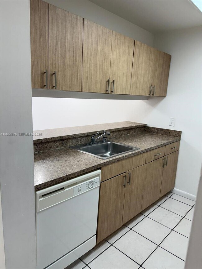 Photo - 8550 N Sherman Cir Unit 403