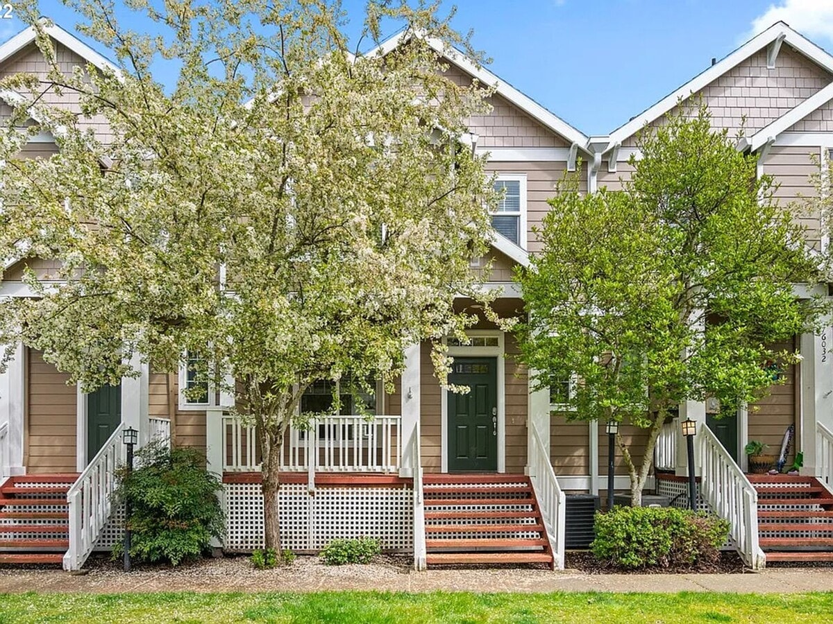 Beautiful 3-Bedroom Home with Bonus Room, Fireplace & Scenic Green Space Views! - Beautiful 3-Bedroom Home with Bonus Room, Fireplace & Scenic Green Space Views!