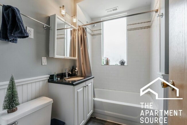 Photo - 3036 N Seminary Ave Unit 3F