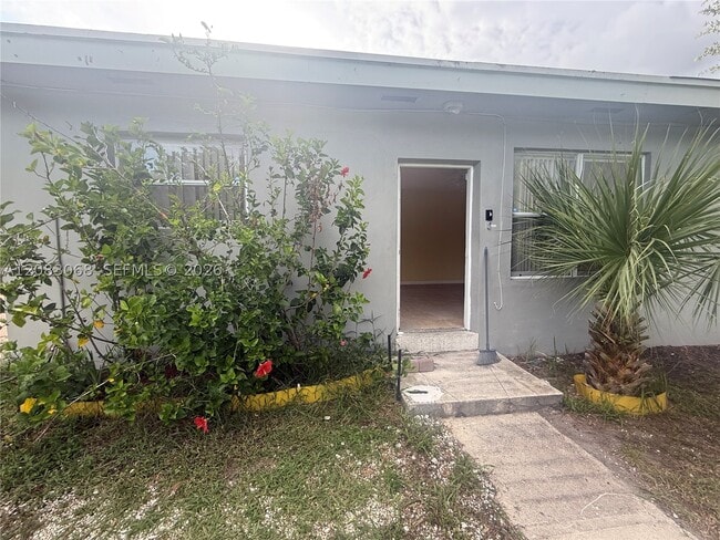 Building Photo - 14 NW 169th St Unit 2