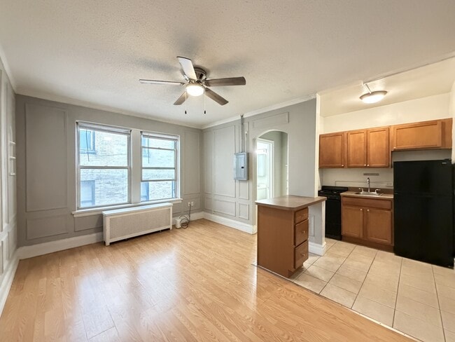 Building Photo - 325 W Wellington Ave Unit J07P