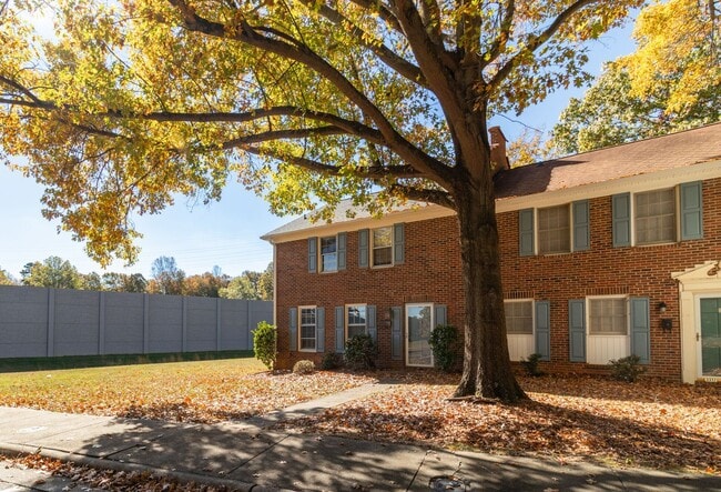 Photo - Stunning 3 bedroom, 2 1/2 bathroom End Townhome Unit in Greensboro!