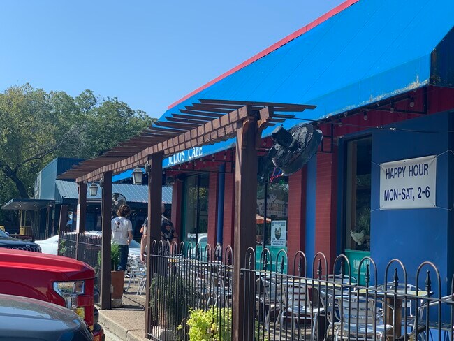 Julio's Café está a 1 cuadra del condominio en 407 E 45th St (45th y Duval) Austin 78751 - 407 E 45th St #116