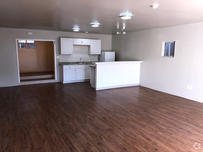 Building Photo - $300 OFF 1ST MONTH RENT IF YOU MOVE IN WIT... Rental