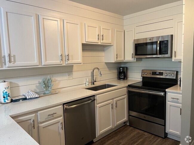Building Photo - Walk to the Beach! Beautifully Remodeled/F... Unit 4-J Rental