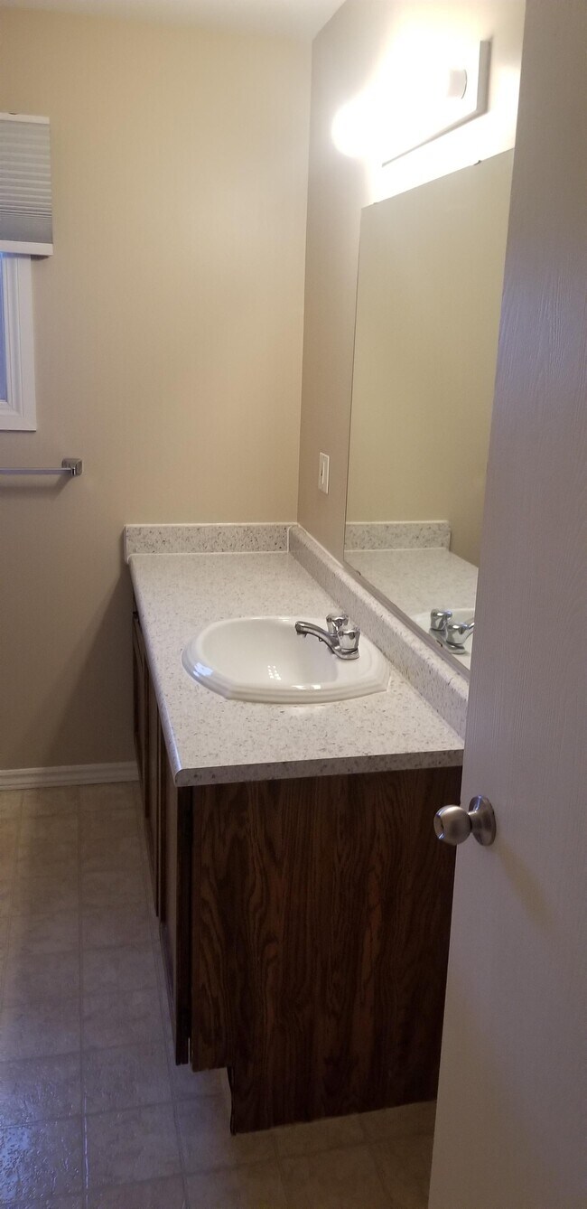Photo - 3 Bed 1.5 Bath Unit in Edmonton, AB Unit 16443