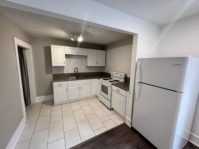 Photo - HALF OFF FIRST MONTHS RENT SPECIAL!! Unit 4