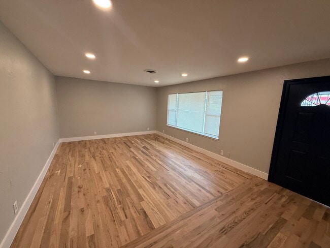 Building Photo - 2858 Royal Ln