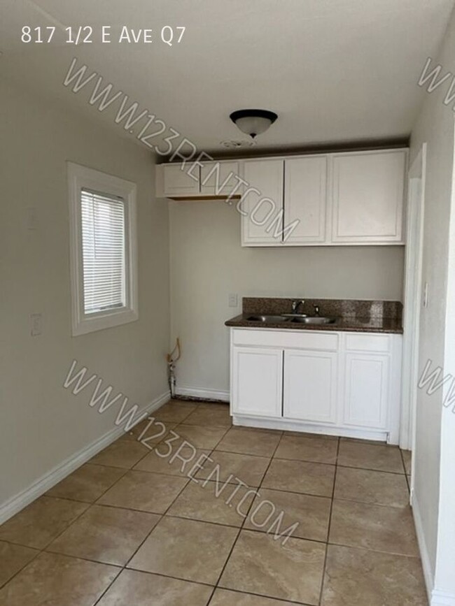 1BD/ 1BTH APT EAST PALMDALE - 1BD/ 1BTH APT EAST PALMDALE