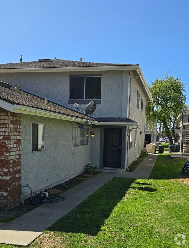 Building Photo - 2+1 Ventura Townhouse