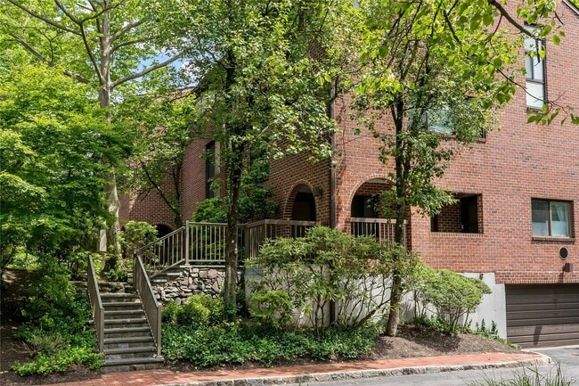 Building Photo - 150 N Bedford Rd Unit 1E