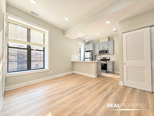 Building Photo - 428 W Belden Ave Unit 6